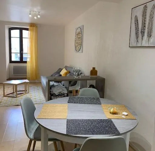 : Beau Studio, Proche Du Chateau Apartman